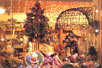 クリスマス屋さんのショウウィンドー　店全体のバランスを考えたデザインがすばらしい！