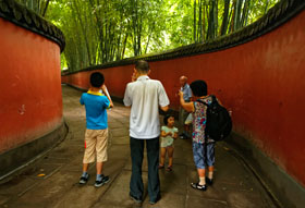 成都武侯祠 (wuhou shrine)・赤い壁と竹林の小道