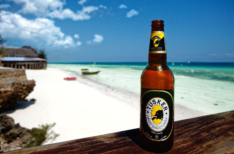 ザンジバルの美しいビーチを眺めながらTUSKERビールでひと休み