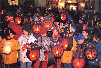 It looks so warm everyone with handmaid lantern. Markt, Rothenburg