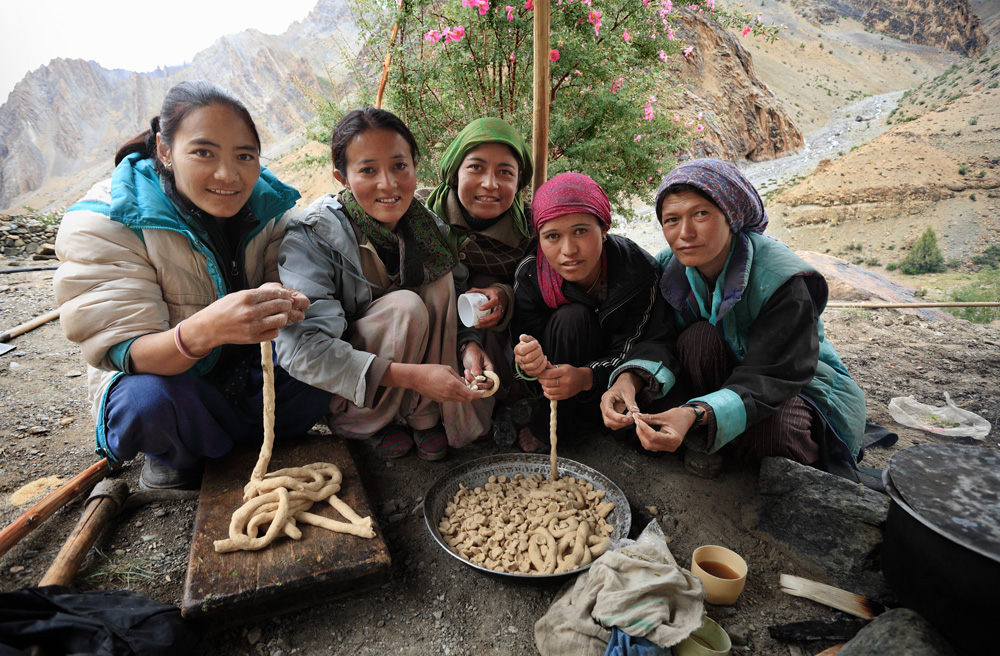 Hanupatta women