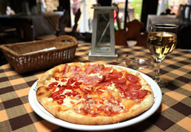 ドラキュラの生まれ故郷シギショアラで懐かしいサラミピザを白ワインで Pizzerie San Gennaro