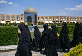 イマーム広場を行く女性