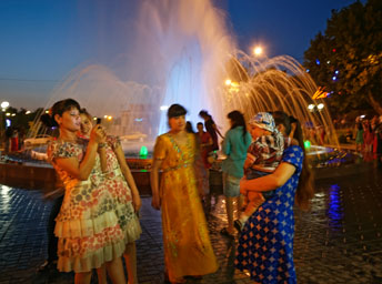 サマルカンド　噴水広場で写真を撮る家族