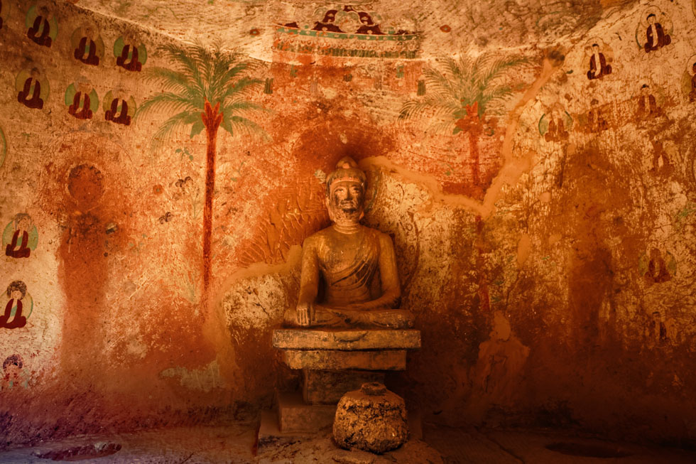 炳霊寺石窟 ヤシの木に囲まれて座る仏像