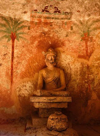 炳霊寺石窟・ヤシの木に囲まれ座る仏像