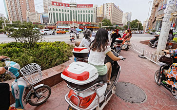 A large intersection south of Old Kashgar