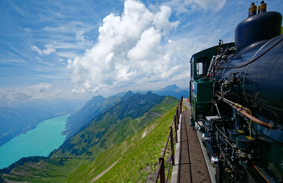 ブリエンツ湖をバックに一休みするお山の汽車ぽっぽ at the most scenic railway station