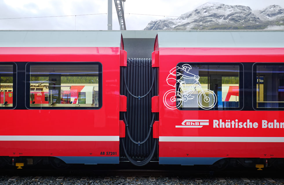 電車の窓にもチャリのイラストが サンモリッツ駅