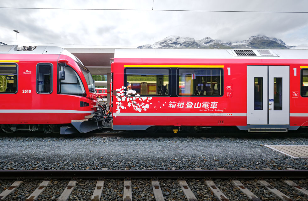 箱根登山電車と書かれたグリーン車にも