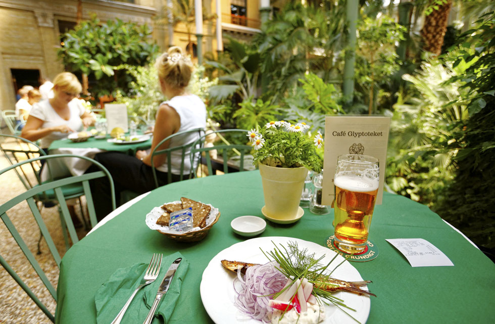 Copenhagen, Café Glyptoteket in the courtyard of Ny Carlsberg