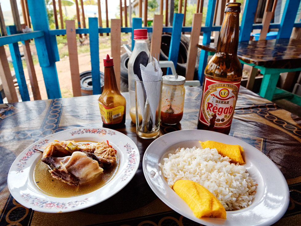 ロペでお昼ごはん  ビールは Régab　ガボン