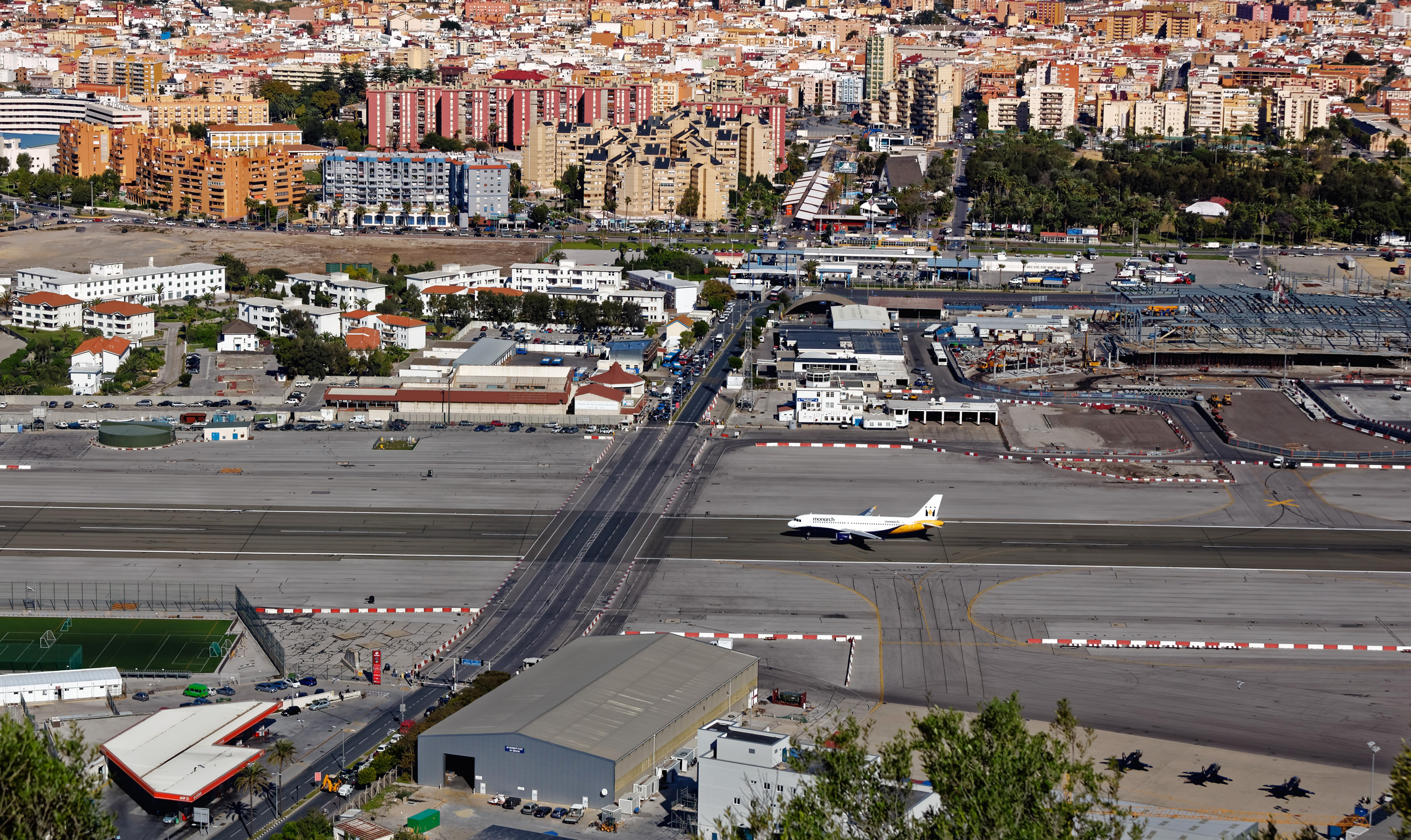 ザ・ロックから眺めるジブラルタル国際空港